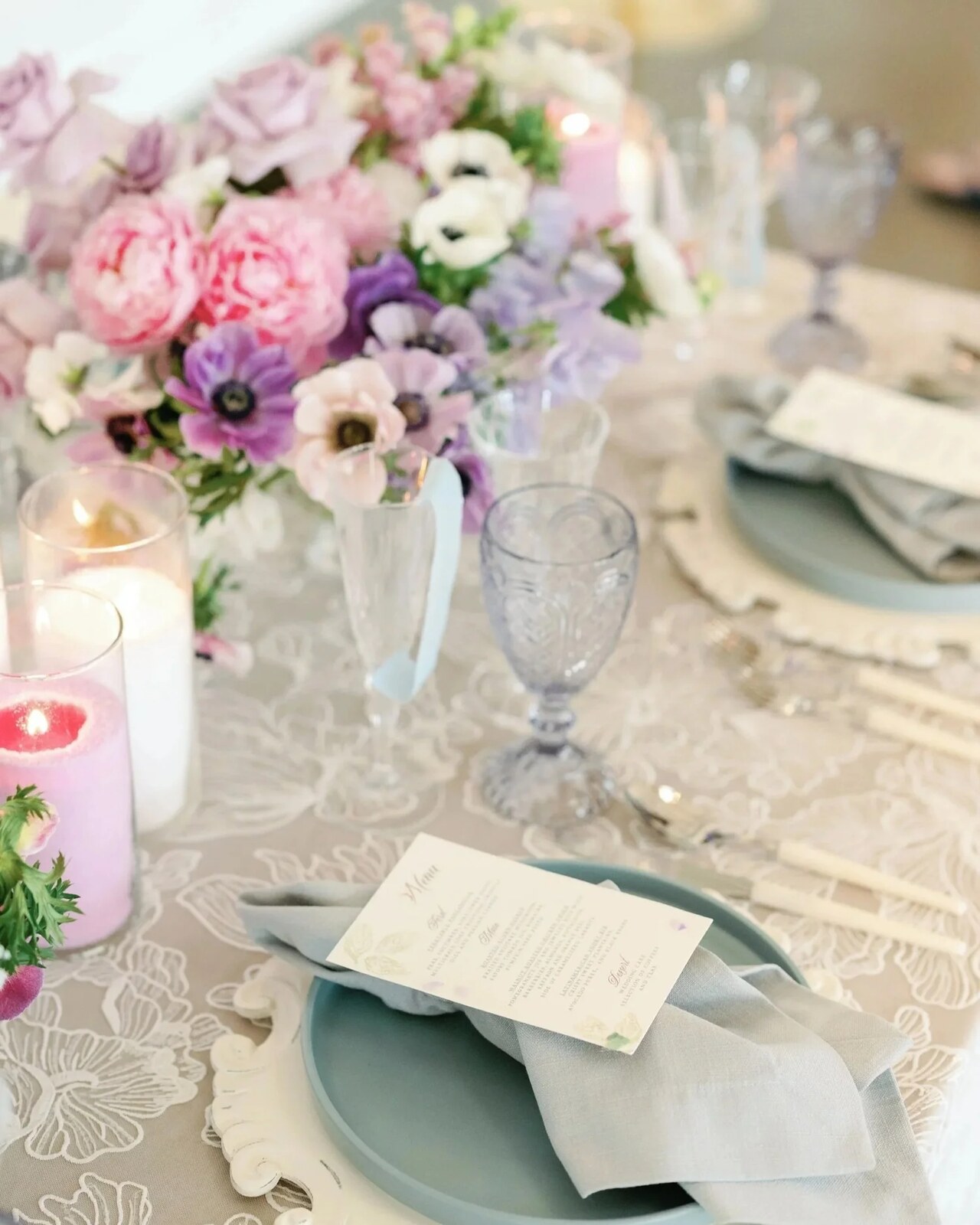 Anemone reception tablescape by Fashionable Florist